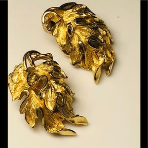 Signed Lisner©️ vintage clip on gold tone earrings